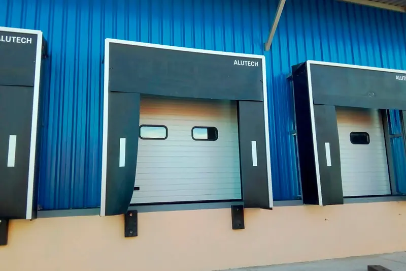 Ряд воріт ALUTECH на фасаді синього ангара