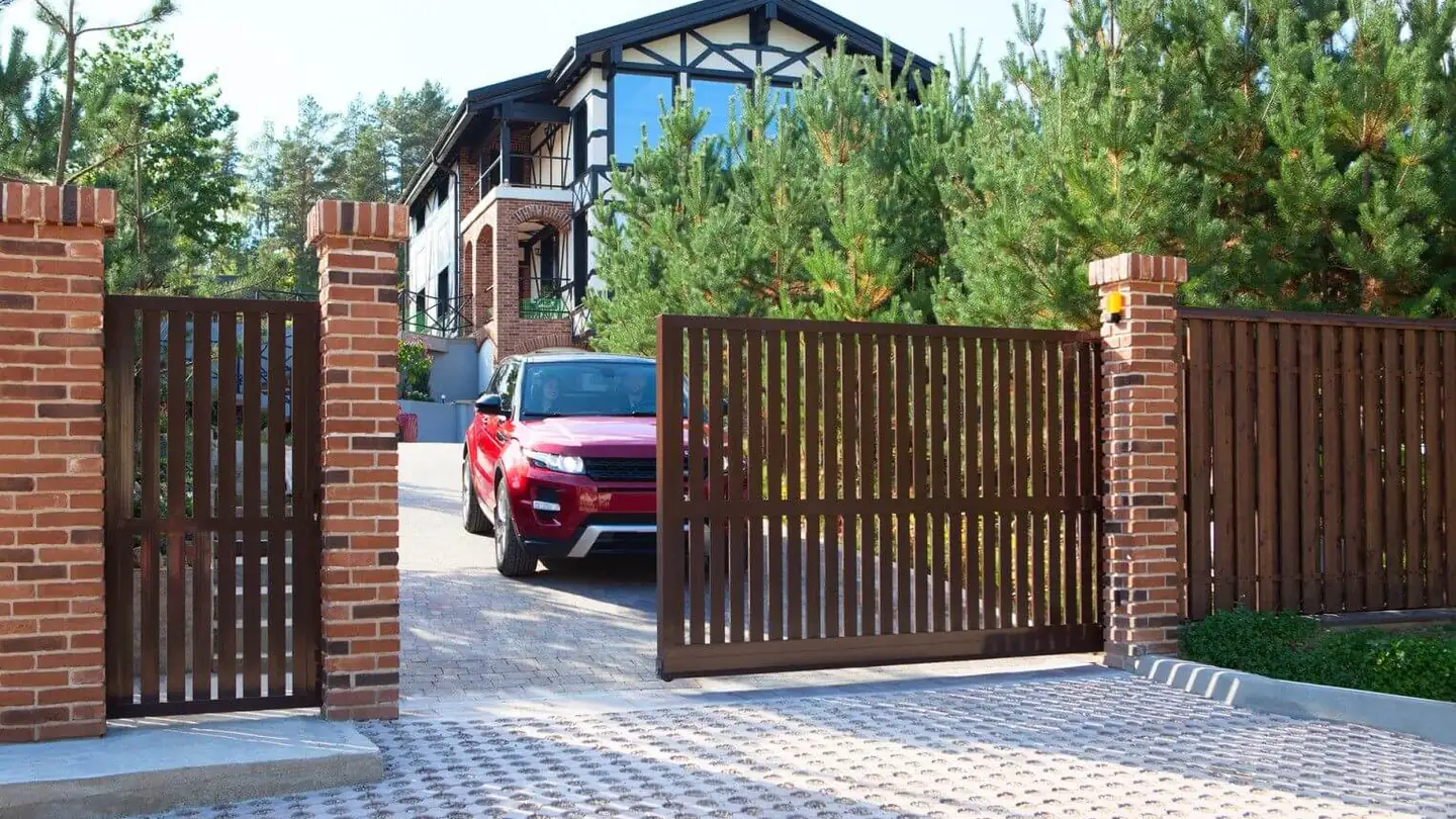 Відкатні ворота з автоматикою на в’їзді до приватного будинку