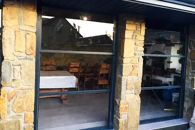 Скління фасаду закладу з кам’яними стовпами