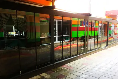 Скління тераси кафе з кольоровим фасадом