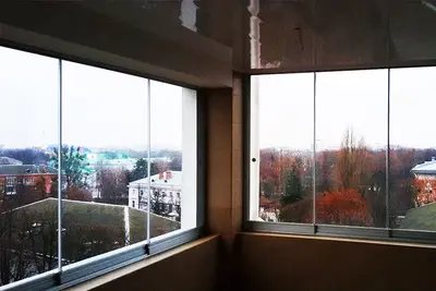 Скління балкона з кутовим вікном
