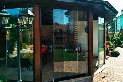 Скління тераси ресторану з ліхтарями