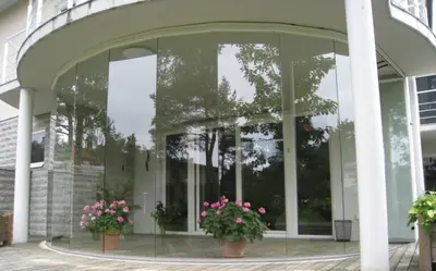 Скління заокругленого фасаду з квітниками