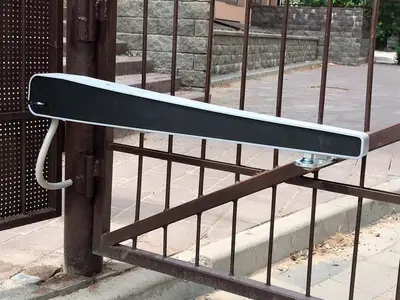 Лінійний привід на металевих в’їзних воротах