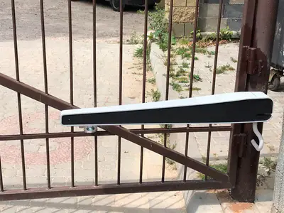 Привід розпашної стулки зсередини двору