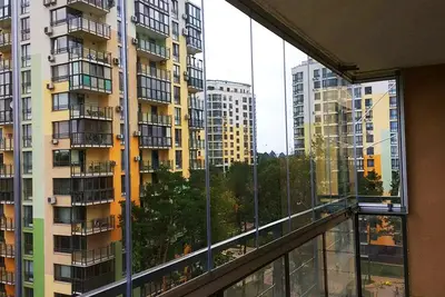 Засклений балкон з видом на житловий комплекс