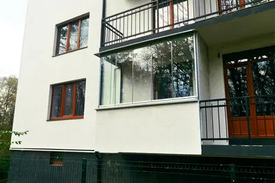Скління балкона з дерев’яними вікнами в під’їзді