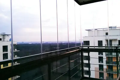 Скління балкона з видом на дахи сусідніх будинків