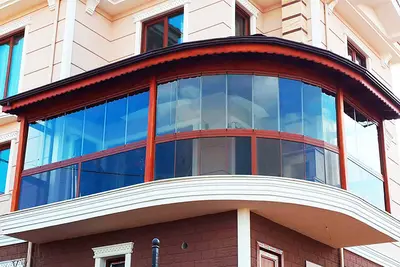 Скління напівкруглого балкона з тонованим склом