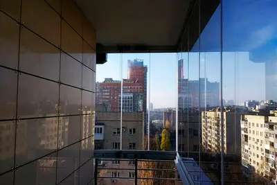 Скління балкона в будинку з навісним фасадом