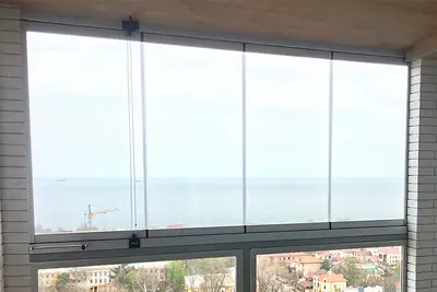 Скління балкона з видом на море й будівництво