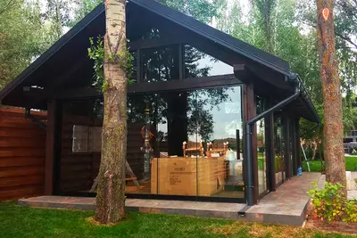 Скління альтанки серед дерев