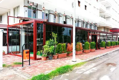 Скління тераси ресторану з червоним каркасом