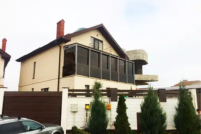 Скління мансардної тераси з дерев’яним фасадом