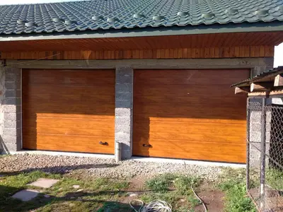 Два гаражі з воротами «золотий дуб» під зеленим дахом
