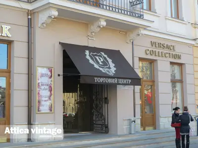 Маркіза Attica Vintage над входом у торговий центр