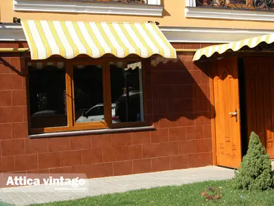Маркіза Attica Vintage над вікнами ресторану