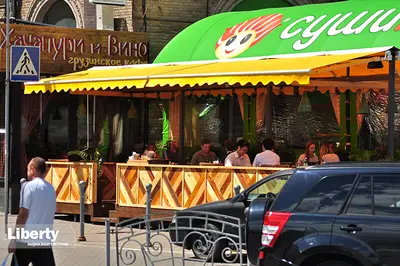 Маркізи Liberty над терасою вуличного кафе