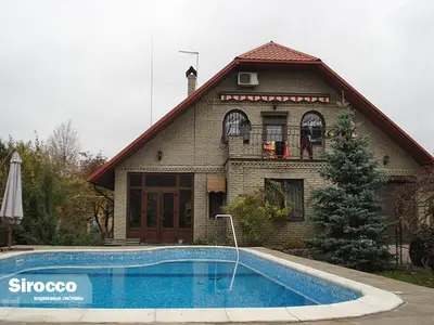 Маркіза Sirocco біля басейну приватного будинку
