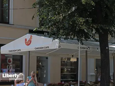 Парасолі Liberty біля входу в кафе
