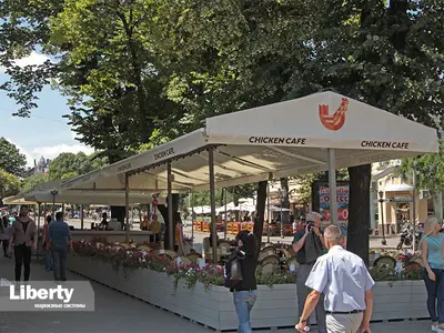 Парасолі Liberty над літньою терасою в парку