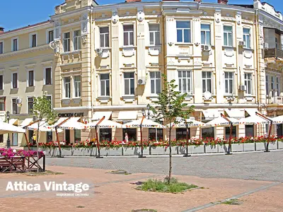Маркізи Attica Vintage вздовж фасаду в центрі міста