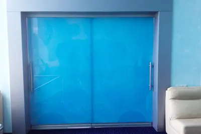 Розсувні двері з кольоровим склом