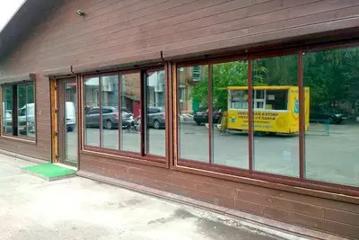 Вітринне скління кафе з видом на дорогу