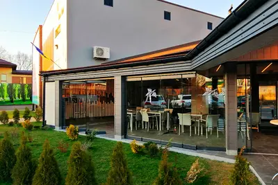 Скління літньої тераси з барною стійкою