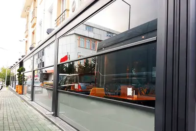 Скління фасаду ресторану вздовж тротуару