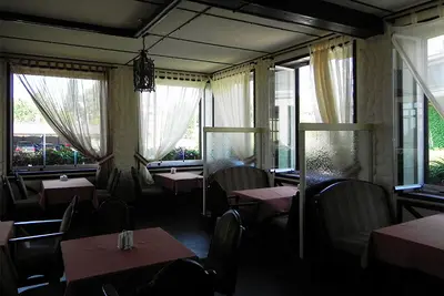 Скління тераси ресторану зі шторами