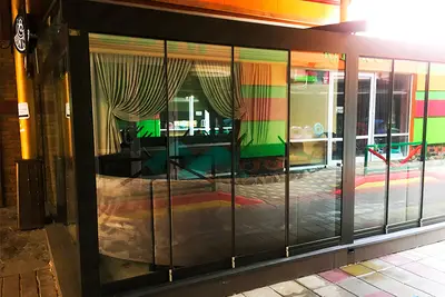 Скління фасаду ресторану з відображенням вулиці
