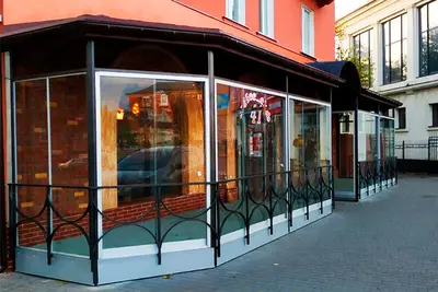 Скління тераси кафе з червоним фасадом