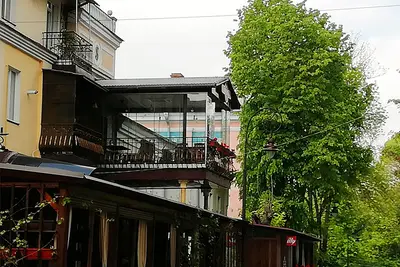 Скління тераси ресторану в старому будинку