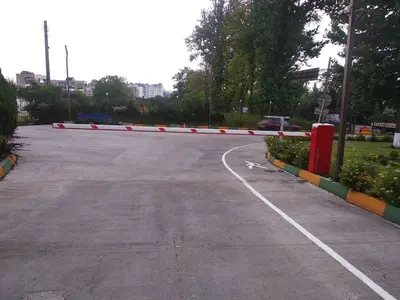 Шлагбаум на проїзді до території підприємства