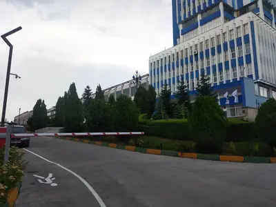 Шлагбаум перед адміністративним корпусом