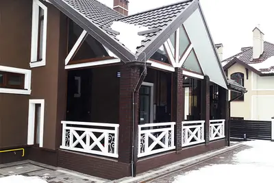 Веранда з фахверковим декором на темному фасаді