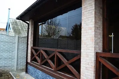 Скління тераси з дерев’яним огородженням