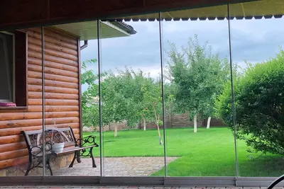 Панорамне скління тераси зі зрубом в оздобленні
