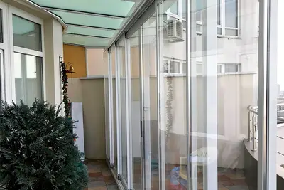 Скління з прозорими стулками у вузькому проході