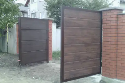 Розпашні ворота з наповненням під дерево на білих стовпах