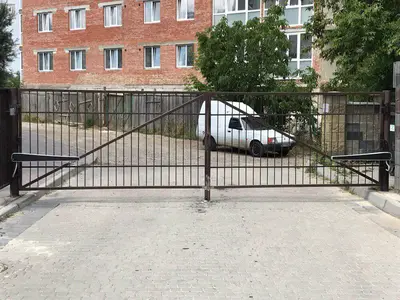 Відкатні ворота з кованою верхівкою на в’їзді у двір